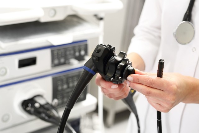 Kolonoskopia to endoskopowe badanie jelita grubego, wykonywane za pomocą kolonoskopu. Pozwala ocenić ogólną kondycję jelita grubego, pobrać wycinki do badań czy wyciąć polipy.
