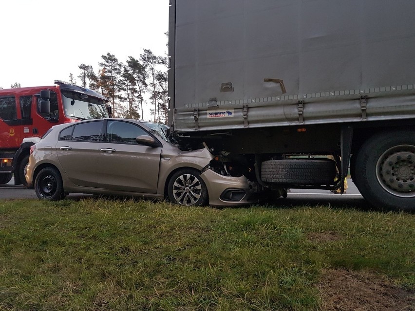 Na autostradzie A2 doszło do zderzenia osobówki i z...