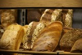 Ten chleb z "Biedronki" warto kupić! Sprawdź, który chleb jest najzdrowszy
