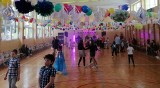 Zabawa choinkowa uczniów szkoły w Opatowcu. Sala gimnastyczna rozbrzmiewała muzyką i tańcem