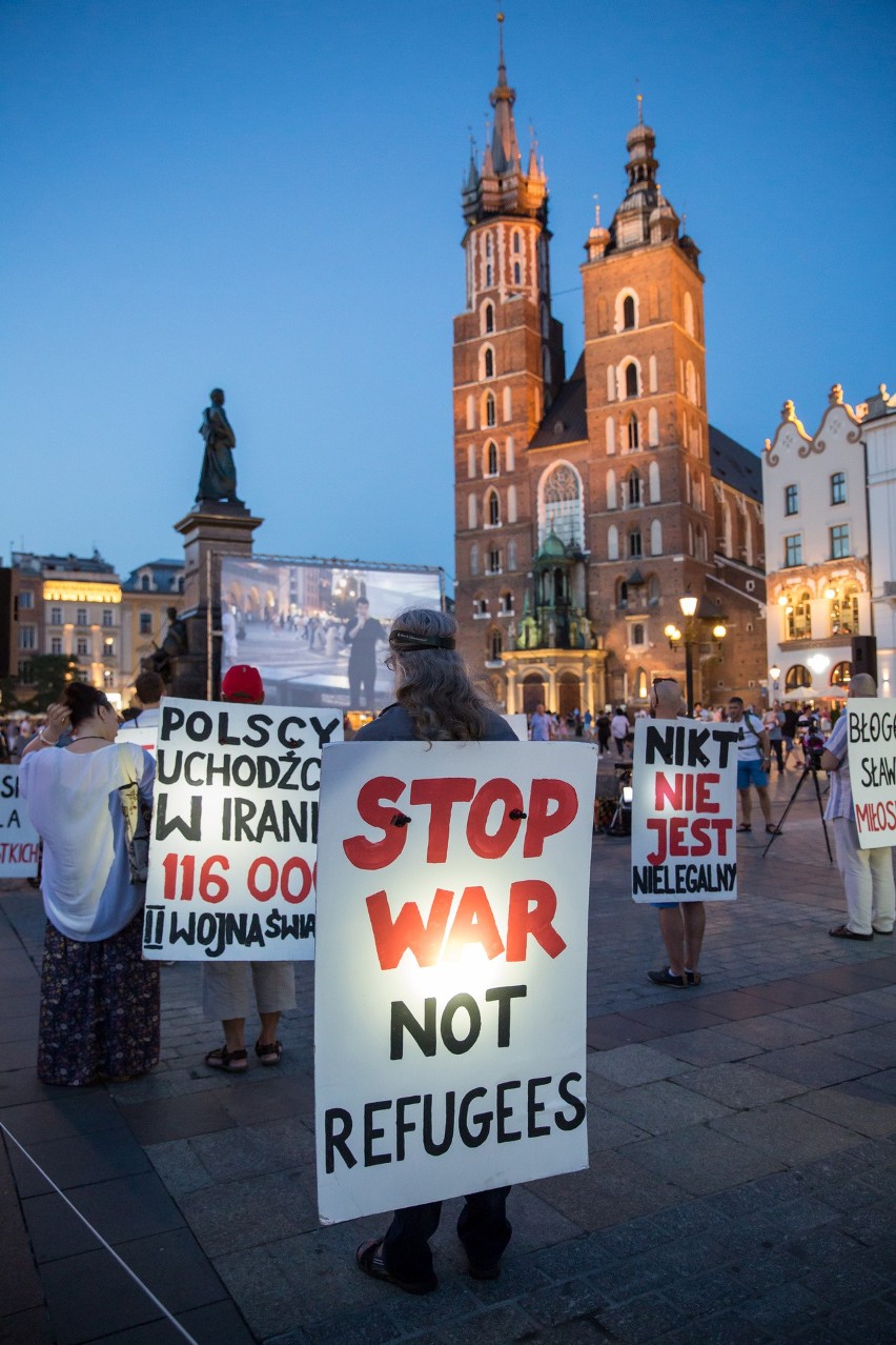 "Bój się Boga nie uchodźców". Happening KOD w Krakowie [ZDJĘCIA, WIDEO]