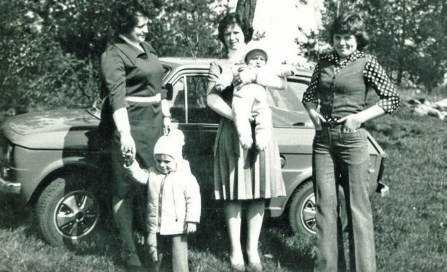 Halina Wrona (w środku) z rodziną przy samochodzie brata, którego stać było na malucha, po powrocie z pracy za granicą w Iraku i Charkowie na Ukrainie