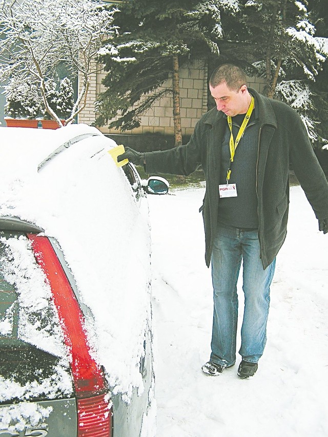 Pamiętajmy o oczyszczeniu auta ze śniegu przed ruszeniem w drogę