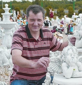 Zbigniew Ficner, właściciel firmy FAZ z Wrociszowa produkującej figury ogrodowe