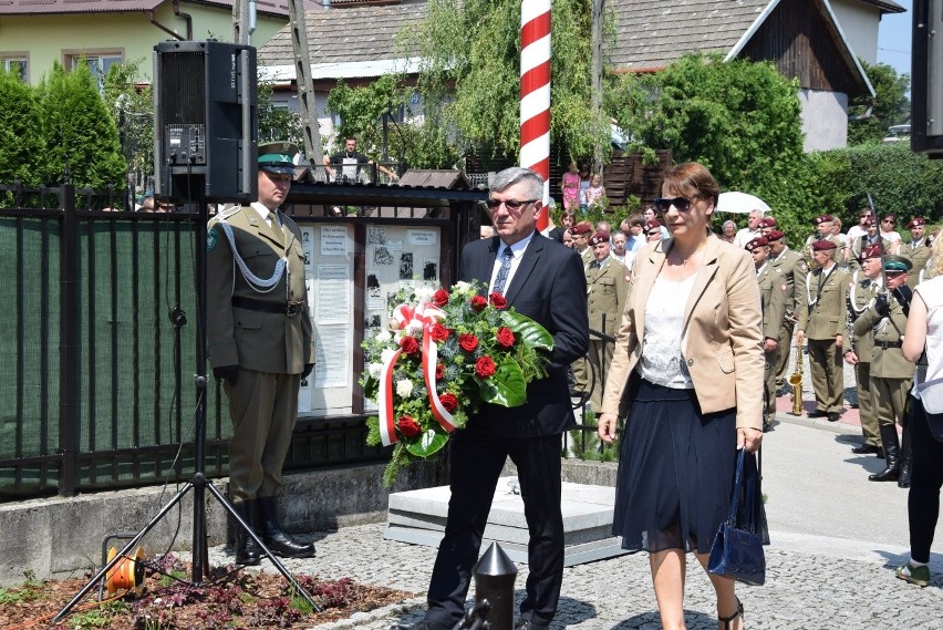 Hołd dla 30 ofiar pacyfikacji Radwanowic w miejscu kaźni hitlerowskiej. Wspomnienia bestialskiego mordu [ZDJĘCIA] 