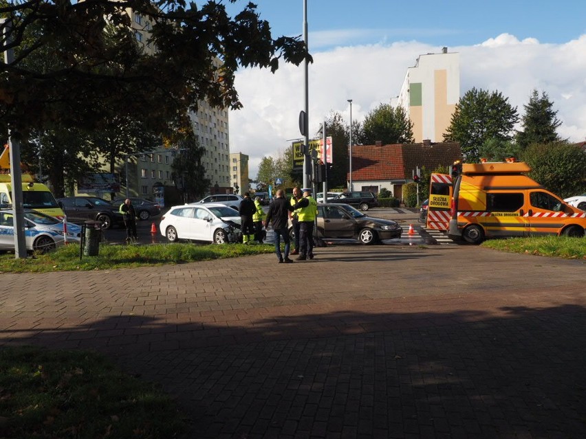 Wypadek na skrzyżowaniu ulicy Władysława IV z Akademicką w Koszalinie. Jedna osoba poszkodowana [ZDJĘCIA]