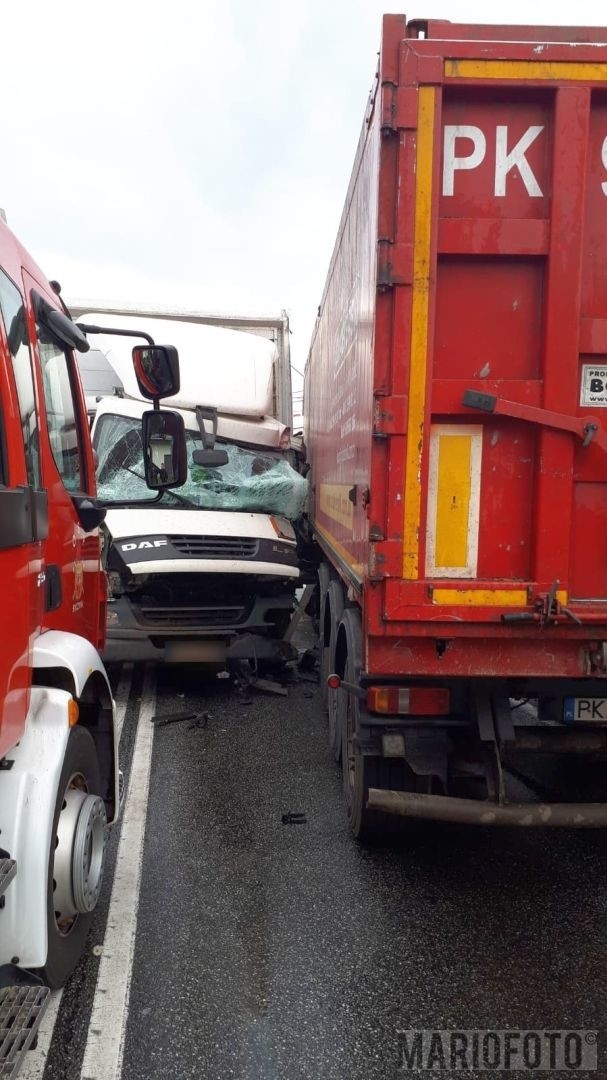 Wypadek na krajowej 11. Dwie ciężarówki zderzyły się na wylocie z Byczyny w stronę Poznania 