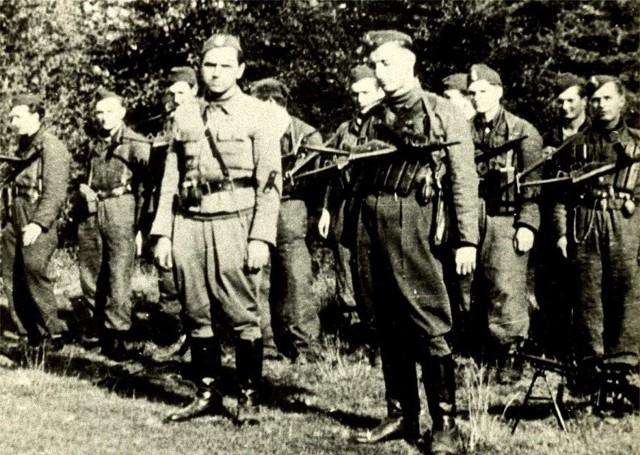 Pułkownik Jan Piwnik "Ponury" (z lewej) i podporucznik Waldemar Szwiec "Robot"