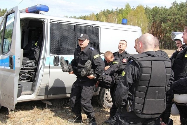 Policjanci trenowali ewakuację "rannego" kolegi