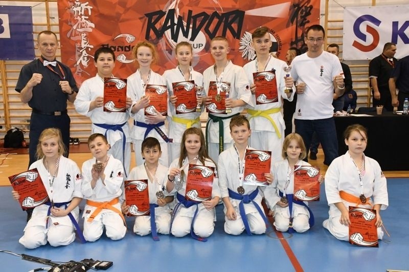 Dwanaście medali zdobyli zawodnicy Klubu Karate Morawica (z...