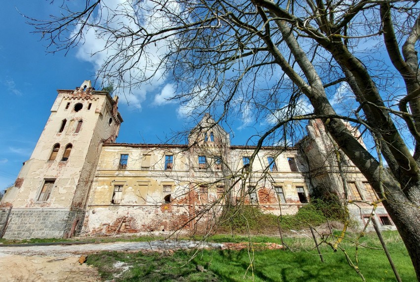 Romantyczna ruina tuż pod Wrocławiem. Pałac w Gałowie nadal...