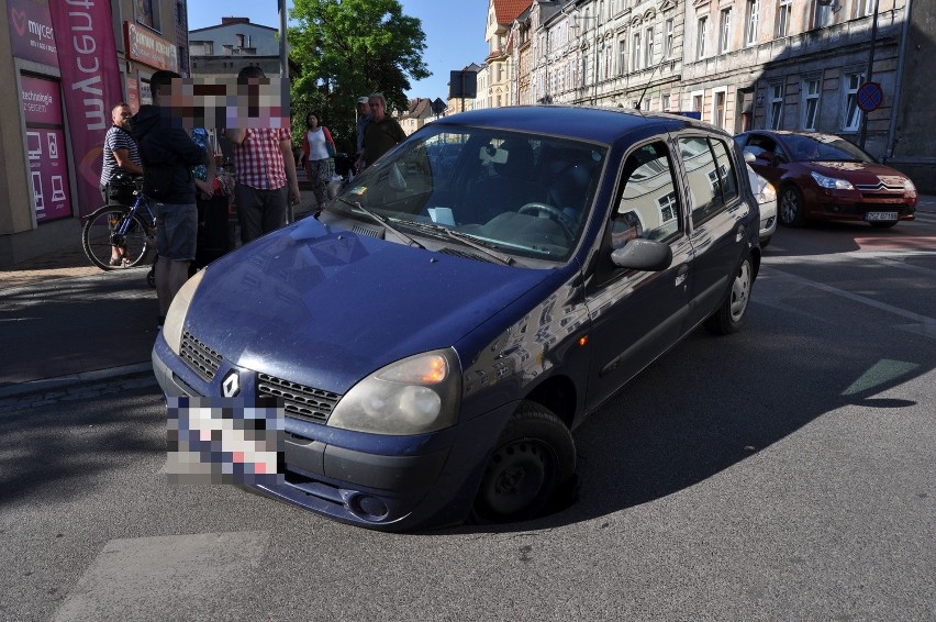 Asfalt zapadł się pod samochodem w centrum Szczecinka [zdjęcia]