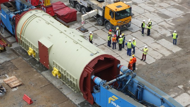 Generator dostarczył do elektrowni wrocławski oddział GE Power. Urządzenie ma moc czynną aż 958 MW i pod tym względem nie ma sobie równych w Polsce.