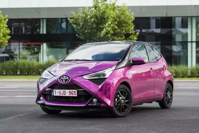 Toyota Aygo to jeden z najpopularniejszych samochodów segmentu A, które spotykamy na naszych drogach. W Motofaktach sprawdzamy, czy warto zainteresować się drugą generacją tego bestsellera na rynku wtórnym.Fot. Toyota