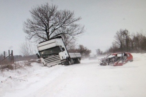 Dmochy Glinki. Fiatem uderzył w scanię [FOTO]