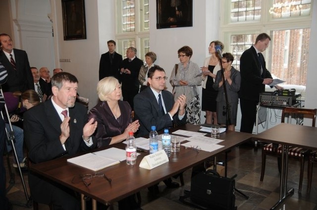 (na zdjęciu od lewej: Marian Frąckiewicz, Urszula Polak i Tomasz Kruszyński) zabiegają o zmiany w statucie gminy