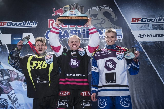 Łukasz Korzestański (po lewej na zdjęciu), hokeista z Torunia drugi w Red Bull Crashed Ice w Edmonton [WIDEO]