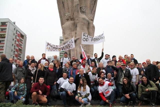 W październiku 2018 roku mieszkańcy Zagłębia bronili symbolicznie pomnika Bohaterów Czerwonych Sztandarów