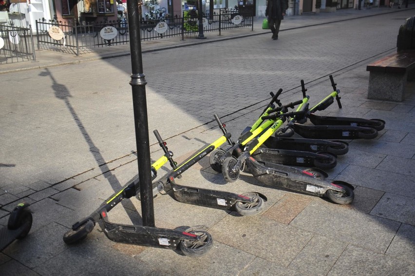 Elektryczne hulajnogi są porzucane byle gdzie, najczęściej...