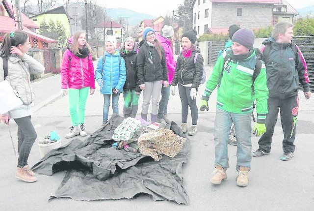 Uczestnicy Wiosennego Zlotu Turystyczno-Ekologicznego "Czyste Góry", który odbył się w Milówce. Przez cały dzień zbierali śmieci z okolicznych szlaków. Łącznie uzbierało się 1,5 kontenera odpadów