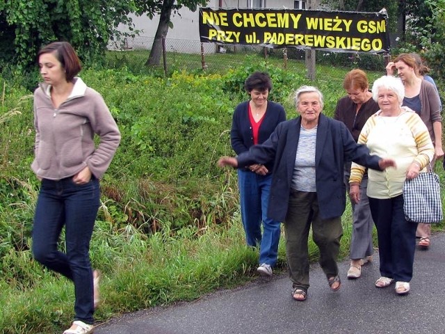 - Mieszkańcy ulicy Paderewskiego w Pilznie od ponad półtora roku protestują przeciwko budowie wieży telekomunikacyjnej koło ich domów.