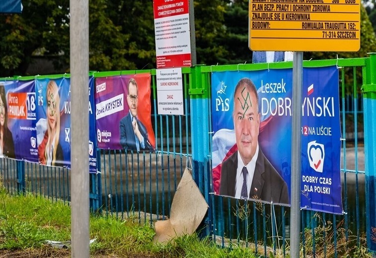 Swastyki na plakatach wyborczych PiS-u w Szczecinie. "To brudna kampania"