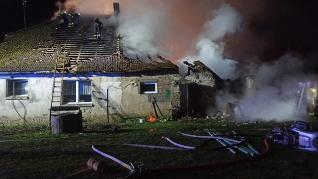 Dzisiaj (28.11.2020 r.) doszło do pożaru domu w Modrzejewie (gmina Tuchomie). Ogień pojawił się około piątej rano. Kiedy strażacy przyjechali na miejsce, pożar był bardzo rozwinięty