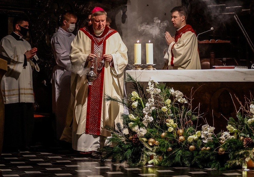 Pasterka w Archikatedrze Oliwskiej w Gdańsku. Nz. bp Wiesław...