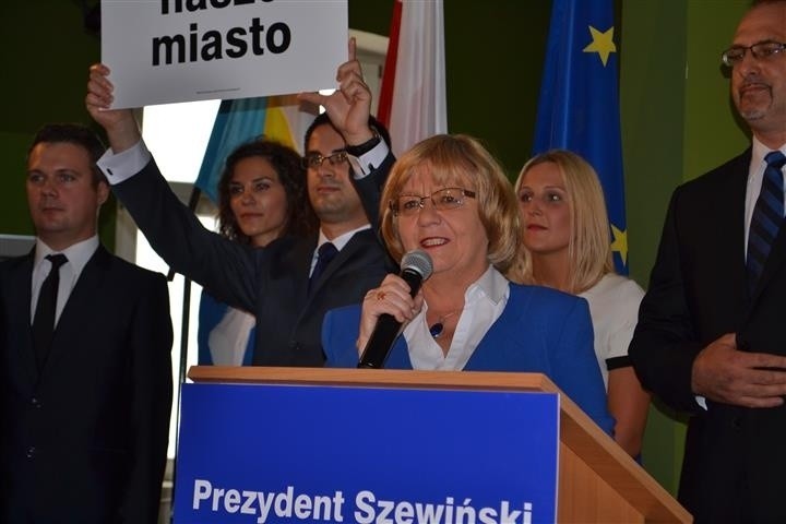 Szewiński wraz z aniołkami ruszył z kampanią na prezydenta Częstochowy