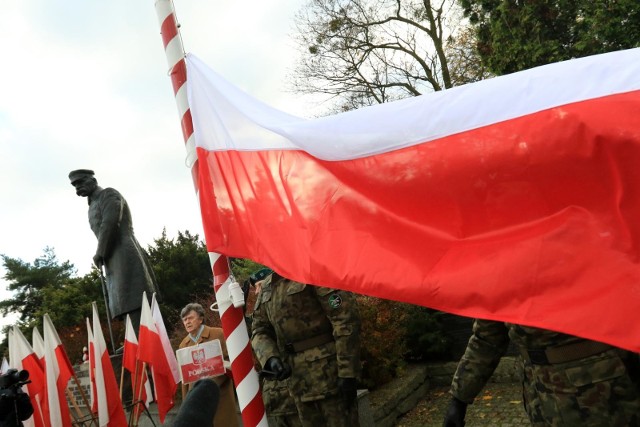 Tegoroczne obchody Święta Niepodległości zapowiadają się niezwykle bogato. Aby uczcić 100-lecie odzyskania niepodległości możemy wybrać się m. in. na oficjalne obchody, koncerty, wystawy, Festiwal Gęsiny czy wziąć udział w Sztafecie Wolności. - Zobaczcie jakie jeszcze atrakcje są przewidziane w Toruniu. Czytaj też:Festiwal gęsiny w Przysieku - PROGRAMMakłowicz o gęsinie w ToruniuJesica z Chełmży w finale Miss!Jak zmarł 19-letni Jakub Schimanda?Najpiękniejsze polskie strażaczki ZDJĘCIA