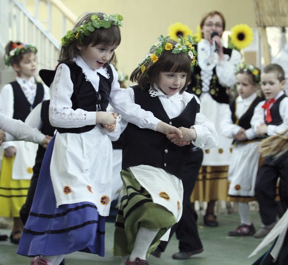 Coraz więcej dzieci w szkole uczy się języka kaszubskiego. Zakładane są też zespoły kaszubskie. 