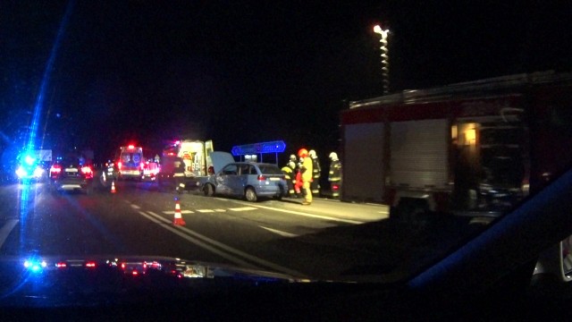 Na drodze krajowej nr 10 w podbydgoskich Makowiskach doszło do wypadku. Jako pierwsi z pomocą poszkodowanym ruszyli żołnierze, którzy ratowali 6-mesięczne dziecko.▶ Więcej zdjęć i informacji na następnych stronachZobacz wideo z miejsca wypadku. 