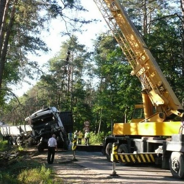 Ciągnik z naczepą wyciągały z rowu specjalistyczny dźwig i wyciągarka.