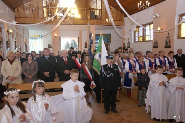 Nowe mundury strażackie zostały poświęcone podczas mszy w kościele parafialnym w Sadku.
