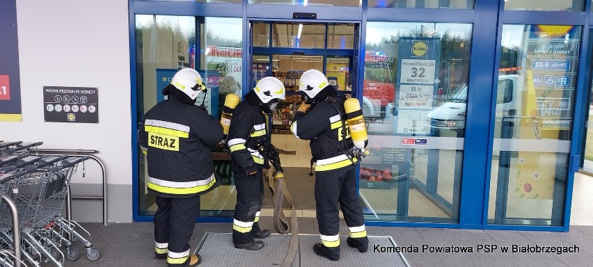 Strażacy działali w Lidlu w Białobrzegach. Ćwiczyli...