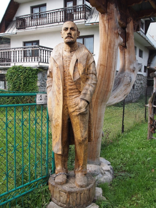 Drewniana rzeźba Włodzimierza Lenina w Poroninie.