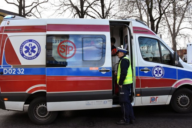 Policjanci otrzymali we wtorek bardzo nietypowe zgłoszenie. Mianowicie 20-letni mężczyzna oraz jego 22-letni kolega, najpierw wezwali pogotowie ratunkowe, a następnie w drodze do szpitala, okradli kartkę z jej wyposażenia.Cały proceder niezbyt rozgarniętych mężczyzn wyszedł na jaw w szpitalu, zaraz po tym jak mężczyźni wyszli  z karetki. CO UKRADLI? JAKA KARA ICH SPOTKAŁA? CZYTAJ DALEJ