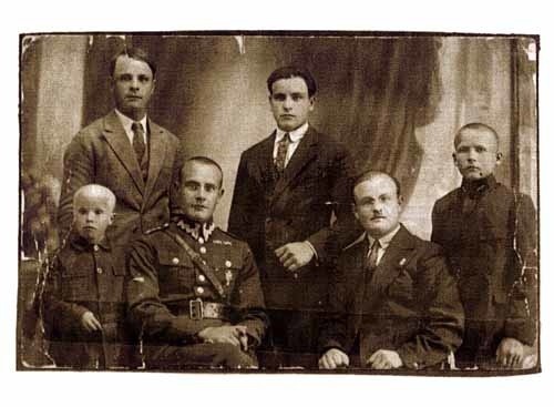 Synowie Antoniego Bomby z Budziwoja, pierwszego kronikarza rodu. Rok 1928. Od lewej u dołu: Zbigniew, Władysław, Mieczysław, Kazimierz; u góry od lewej: Stanisław i Jan.