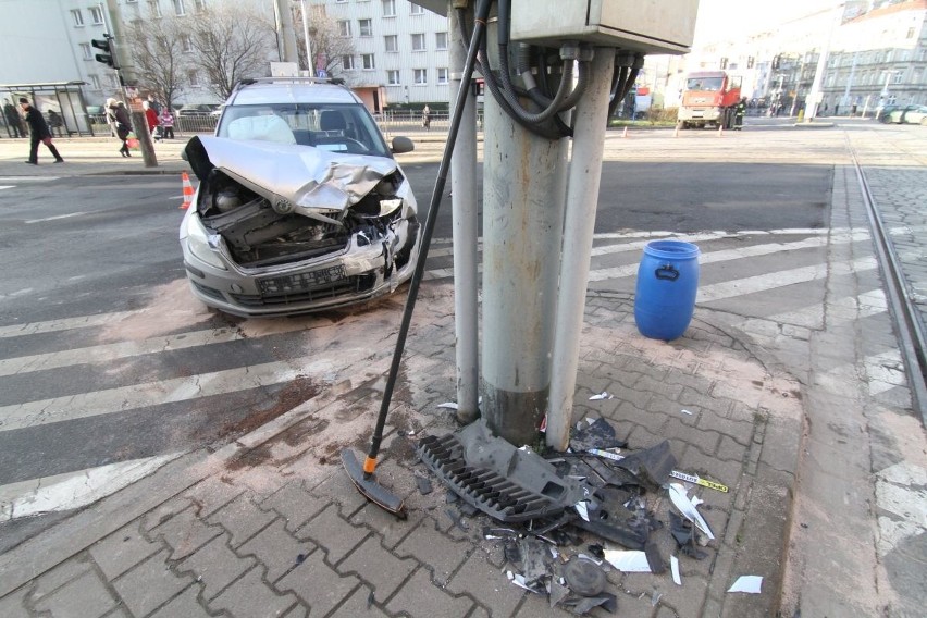 Wypadek na skrzyżowaniu Pomorskiej i Dubois. 87-letni kierowca nie ustąpił pierwszeństwa