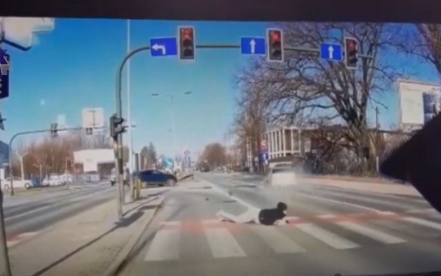 Kierowca BMW wjechał na przejście dla pieszych na czerwonym świetle, potrącił jadącą na hulajnodze kobietę i uciekł.WIDEO I WIĘCEJ INFORMACJI - KLIKNIJ DALEJ