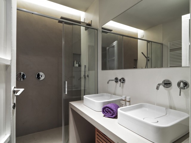 Oświetlenie łazienki warto podzielić na kilka stref funkcjonalnych.