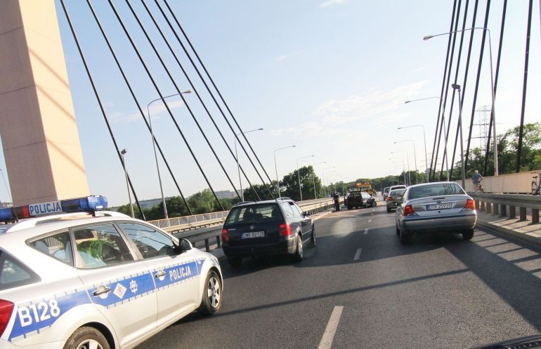 Wypadek na moście Milenijnym. W samochodzie osobowym pękła opona (ZDJĘCIA)