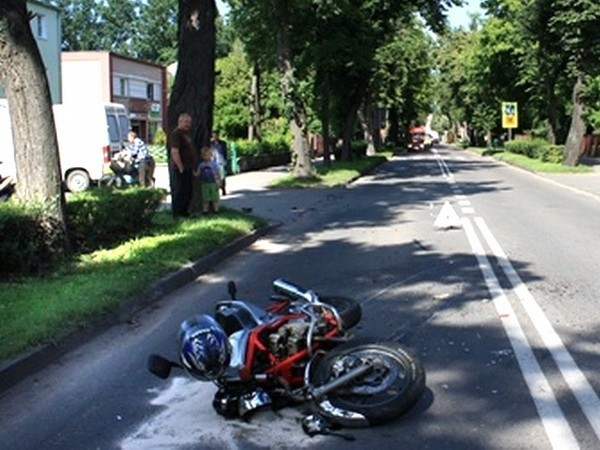 Kierowca motocykla został przewieziony do szpitala.