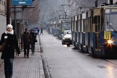 W centrum jest "śluza", która nie przepuści przez skrzyżowania większej liczby tramwajów niż obecnie; korek tramwajowy w czasie remontu rozjazdów w rejonie Poczty Głównej Fot. Anna Kaczmarz