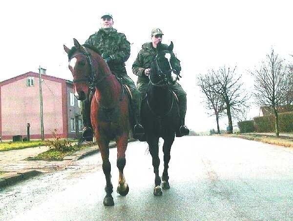 Konny patrol funkcjonariuszy POSG na ulicy Wiżajn. Od lewej: st. plut. Tomasz Staniszewski na Kacprze, a st. plut. Janusz Szyszkowski dosiada Chana.