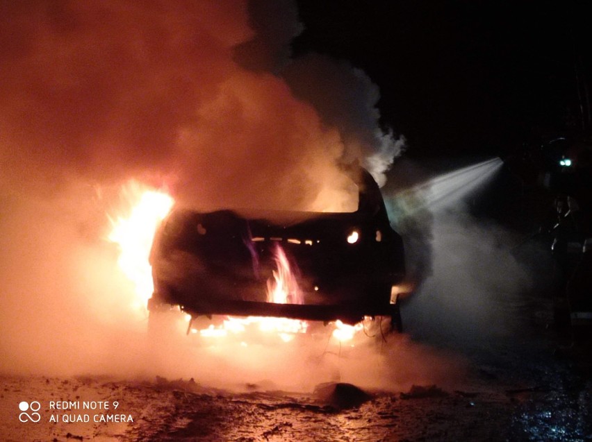 Na drodze krajowej nr 28 w Cisowej w powiecie przemyskim spłonął hybrydowy lexus [ZDJĘCIA]