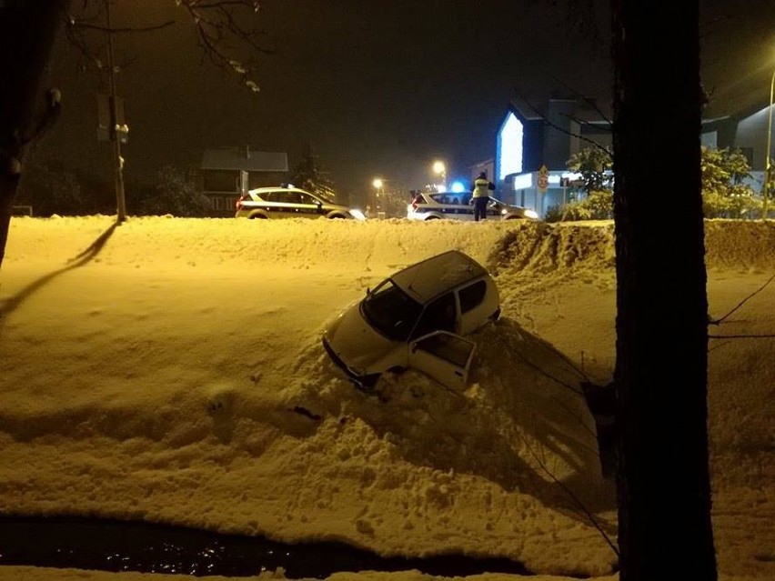 Na osiedlu Baranówka w Rzeszowie samochód wypadł z jezdni....