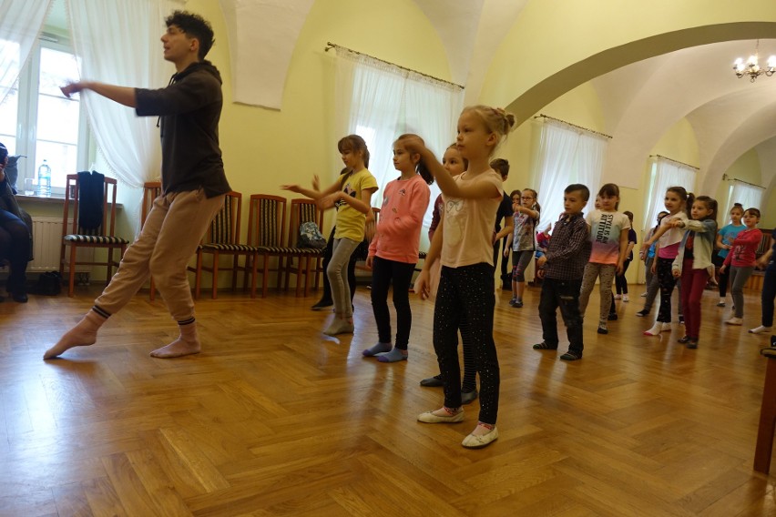 Warsztaty taneczne w pińczowskim centrum kultury. Dzieci uczy tańczyć mistrz świata formacji jazz - Przemysław Stokowiec [ZDJĘCIA]