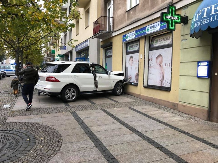 Białystok. Wypadek na ul. Suraskiej. Mercedes uderzył w...