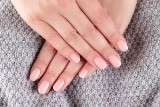 Błyszczące paznokcie, czyli lipgloss nails to hit tego roku. Wyglądają naturalnie, a jednocześnie są zjawiskowe. Zobacz, jak je zrobić!